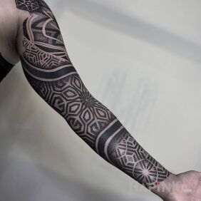 Tattoo Geometric arrow on the forearm motif: sleeves style: dotwork