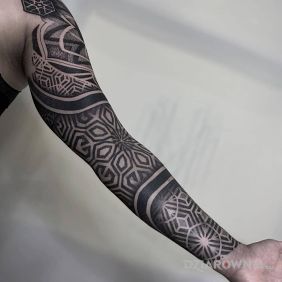 Tatuaż Geometryczny strzał na ramieniu motyw: czarno-szare styl: dotwork