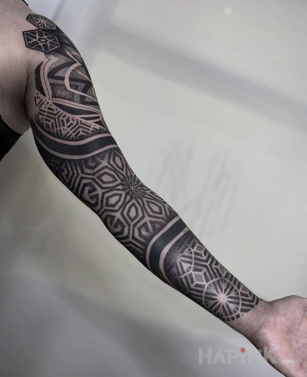 Tattoo Geometryczny strzał in black and gray motif and dotwork style on the forearm