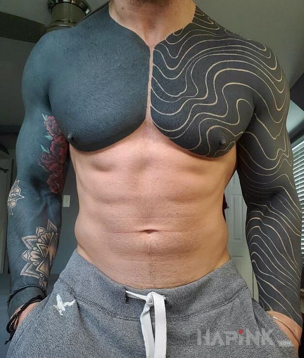 Tattoo Mężczyźni lubią czerń in black and gray motif and blackwork / blackout style on the upper arm