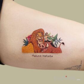 Tattoo Hakuna matata on the upper arm motif: colorful style: cartoon / comic book