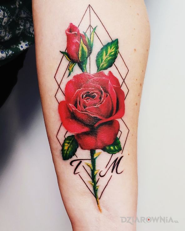 Tatuaż róża w motywie kwiaty i stylu realistyczne na przedramieniu