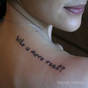 Tatuaż Who is more real? na plecach motyw: napisy