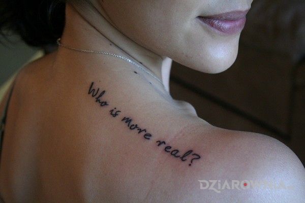 Tatuaż who is more real w motywie napisy na plecach
