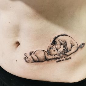 Tatuaż Kubuś i przyjaciele na brzuchu motyw: postacie styl: kreskówkowe / komiksowe