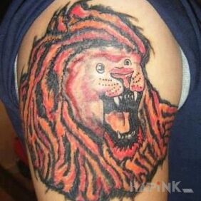 Tattoo Disabled lion on the upper arm motif: colorful