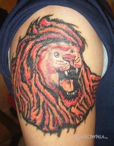 Tatuaż upośledzony lew w motywie zwierzęta na ramieniu