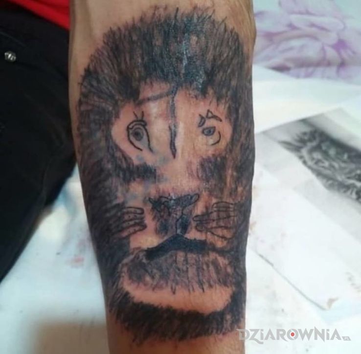 Tatuaż lew yyyyy w motywie czarno-szare na przedramieniu