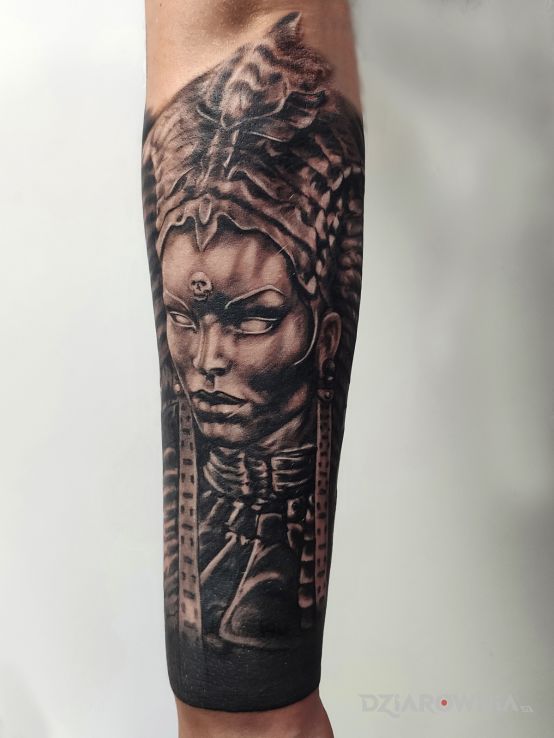 Tatuaż starożytny egipt bogini w motywie fantasy i stylu realistyczne na przedramieniu