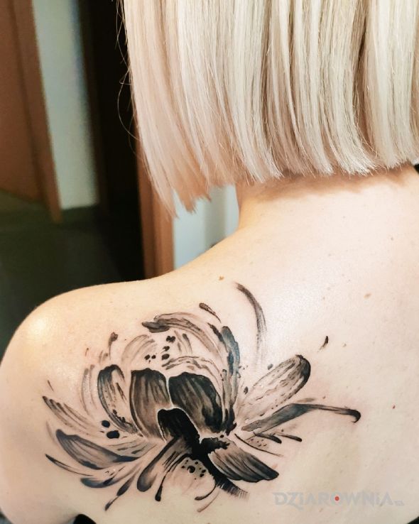 Tatuaż kwiat w motywie kwiaty i stylu watercolor na łopatkach