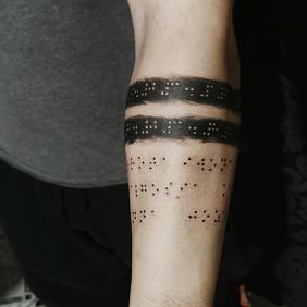 Tatuaż Brajl na przedramieniu motyw: pozostałe styl: blackwork / blackout