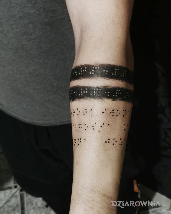 Tatuaż brajl w motywie czarno-szare i stylu blackwork / blackout na przedramieniu