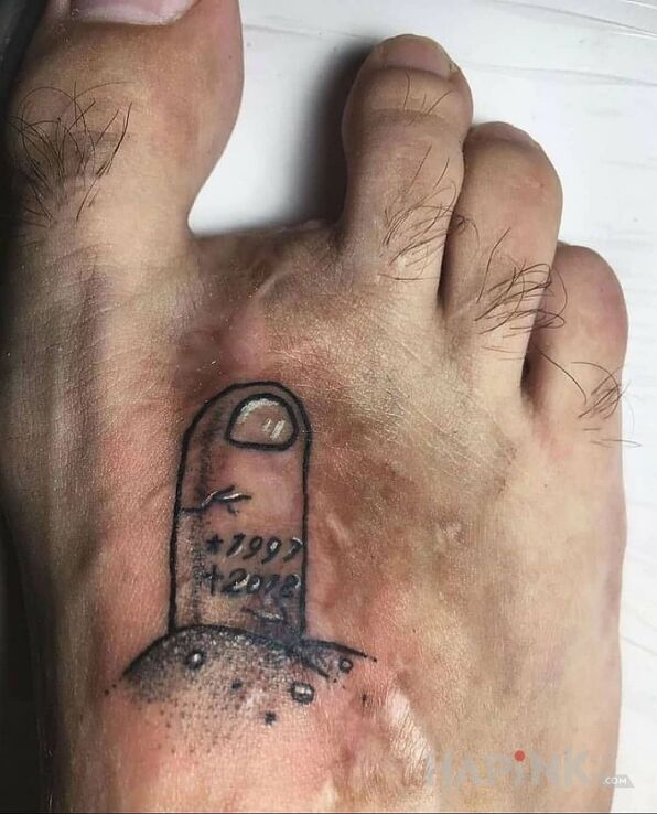 Tattoo Po paluchu in funny motif and graphic / illustrative style on the foot