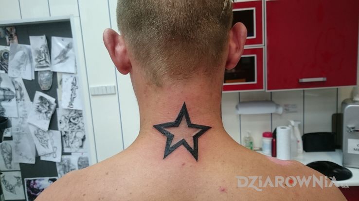Tatuaż gwiazda w motywie pozostałe na karku