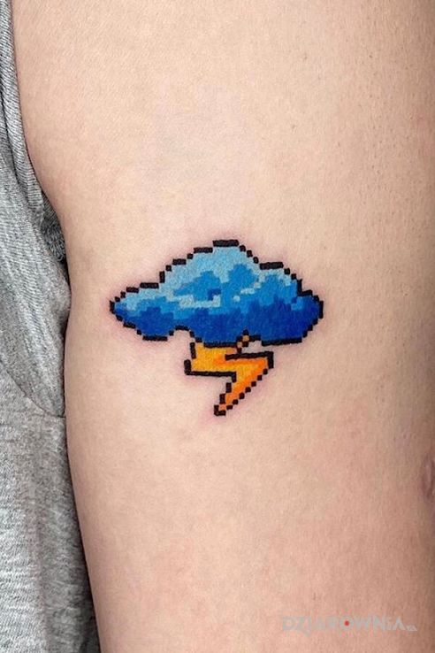 Tatuaż chmurka z piorunem w motywie pikselowane na ramieniu