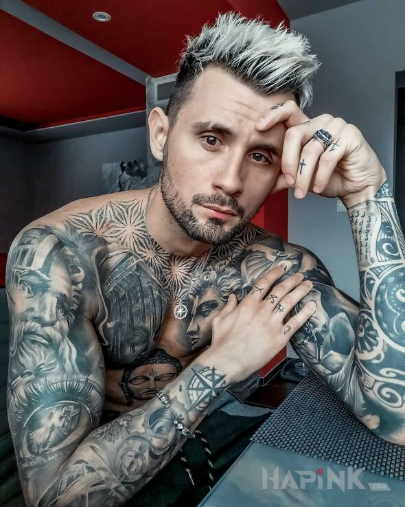 Tattoo Dziary wszędzie in faces motif and realistic style on the shoulder