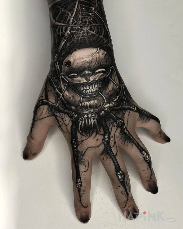 Tattoo Uśmieszek in animals motif and realistic style on the hand