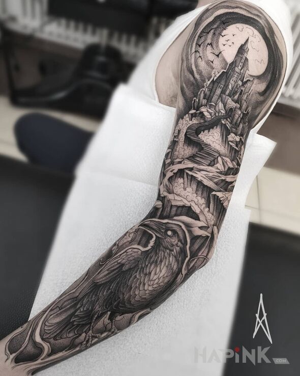 Tattoo Ponure zamczysko na wzgórzu in animals motif and graphic / illustrative style on the upper arm
