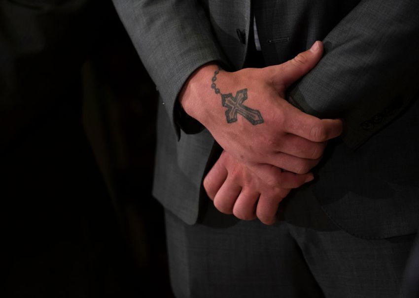 tatuaż krzyża na dłoni mężczyzny