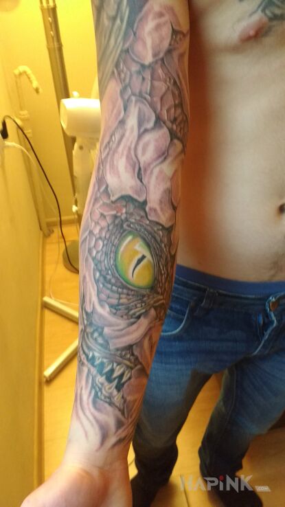 Tattoo Oczko :-) in sleeves motif on the upper arm