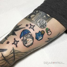 Tatuaż Kociaki z pikseli na ramieniu motyw: kolorowe