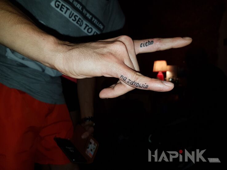 Tattoo Na palcach  in lettering motif on the fingers