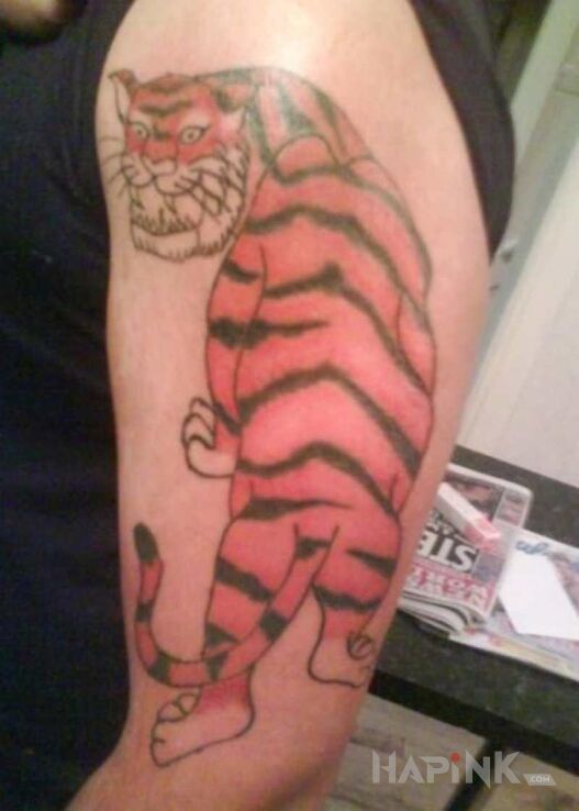 Tattoo Uwaga na trygrysa in failed motif on the upper arm