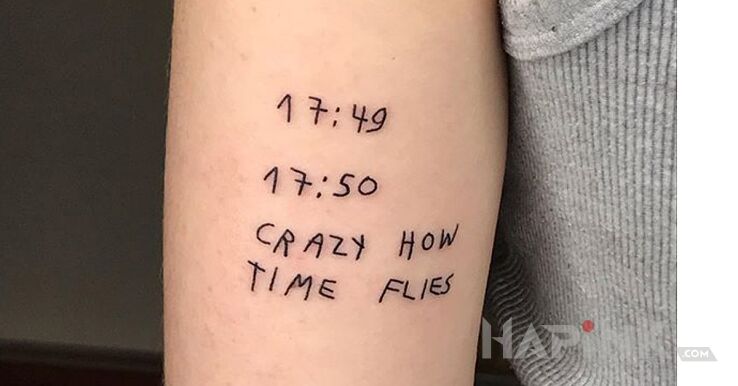 Tattoo Upływ czasu in funny motif and ignorant style on the upper arm