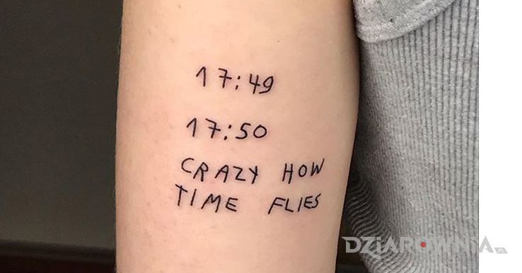 Tatuaż upływ czasu w motywie śmieszne i stylu ignorant na ramieniu