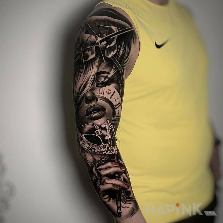Tattoo Twarz między dłoniami in 3D motif and realistic style on the forearm