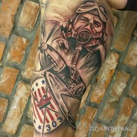 Tatuaż Dywizjon 303 na ramieniu motyw: wojna styl: realistyczne