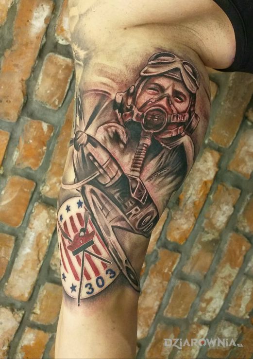 Tatuaż dywizjon 303 w motywie patriotyczne i stylu realistyczne na ramieniu