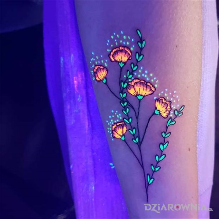 Tatuaż swiecace kwiaty w motywie kolorowe na przedramieniu