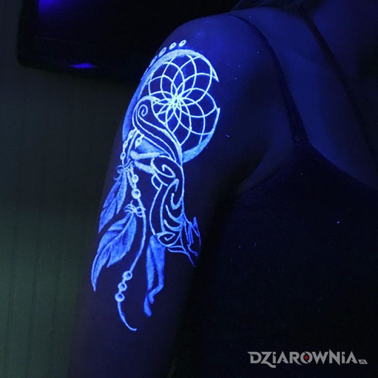 Tatuaż lapacz snow swiecacy w ciemnosciach w motywie indiańskie na ramieniu