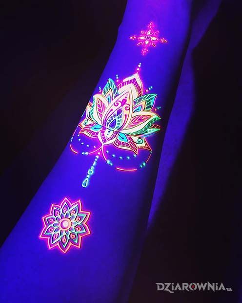 Tatuaż kwiat lotosu i mandala w motywie święcące w ciemności na przedramieniu