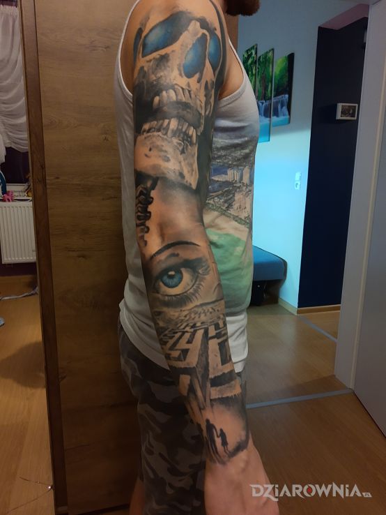 Tatuaż czacha oko labirynt w motywie rękawy i stylu realistyczne na ramieniu