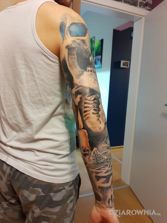 Tatuaż kontynuacja rekawa w motywie rękawy i stylu realistyczne na ramieniu