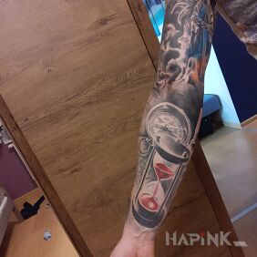 Tattoo Compass, hourglass angel on the upper arm motif: 3D style: realistic