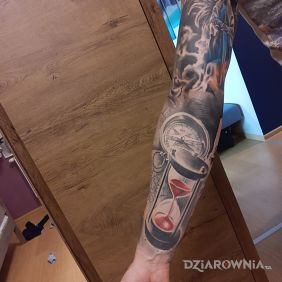 Tatuaż Kompas, klepsydra anioł na ramieniu motyw: rękawy styl: realistyczne