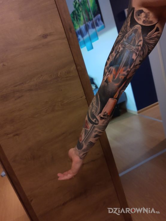 Tatuaż anioł w motywie rękawy i stylu realistyczne na ramieniu