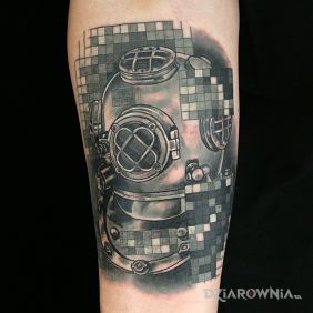 Tatuaż Stary hełm do nurkowania na przedramieniu motyw: pikselowane styl: realistyczne