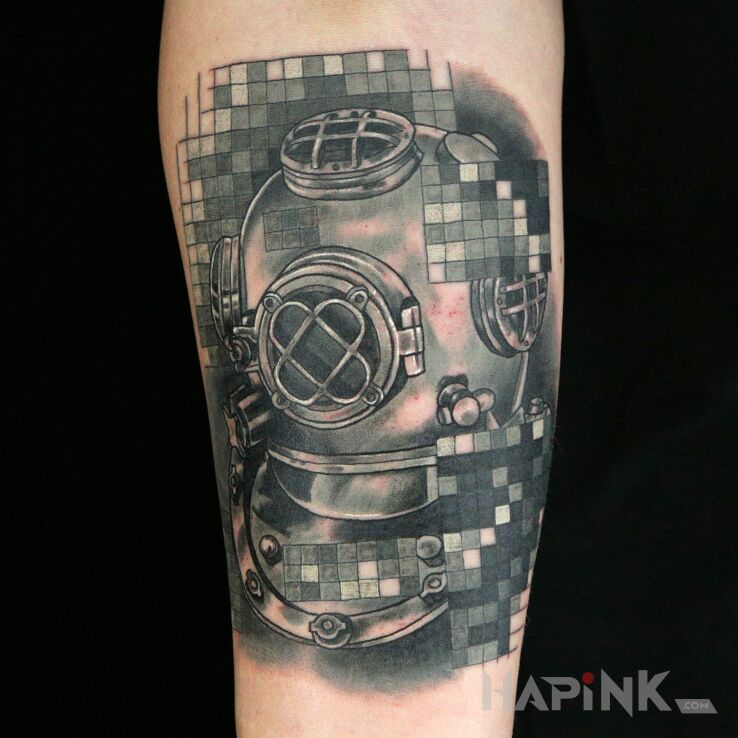 Tattoo Stary hełm do nurkowania in pixelated motif and realistic style on the forearm