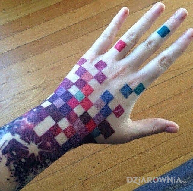 Tatuaż pikselowe kwadraciki w motywie kolorowe i stylu watercolor na dłoni