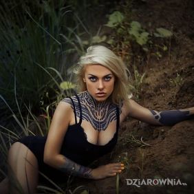 Tatuaż Blondynka na ziemi na klatce motyw: seksowne