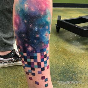 Tatuaż Pikselowy kosmos na łydce motyw: kosmos styl: watercolor