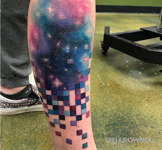 Tatuaż pikselowy kosmos w motywie kosmos i stylu watercolor na łydce