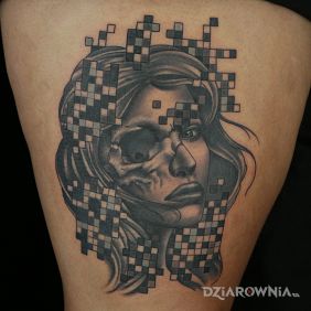 Tatuaż Twarz pośród pikseli na nodze motyw: twarze styl: realistyczne