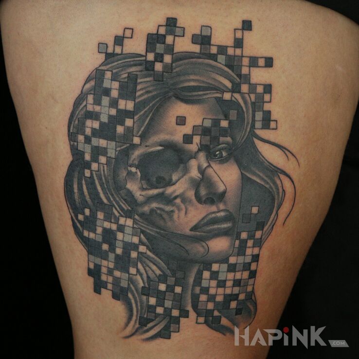 Tattoo Twarz pośród pikseli in black and gray motif and realistic style on the leg