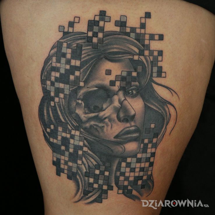 Tatuaż twarz pośród pikseli w motywie czarno-szare i stylu realistyczne na nodze