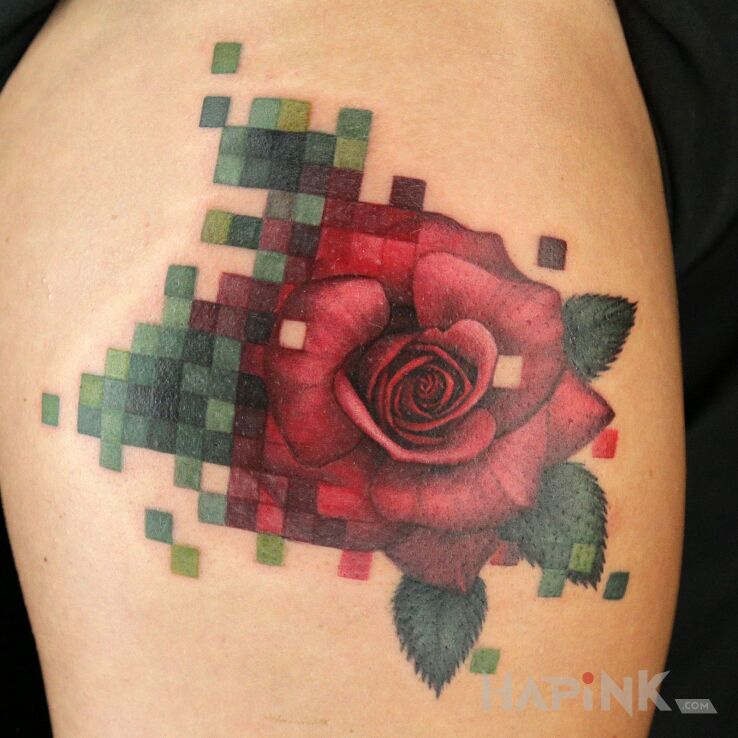 Tattoo Połowa róży w pikselach in pixelated motif and realistic style on the leg